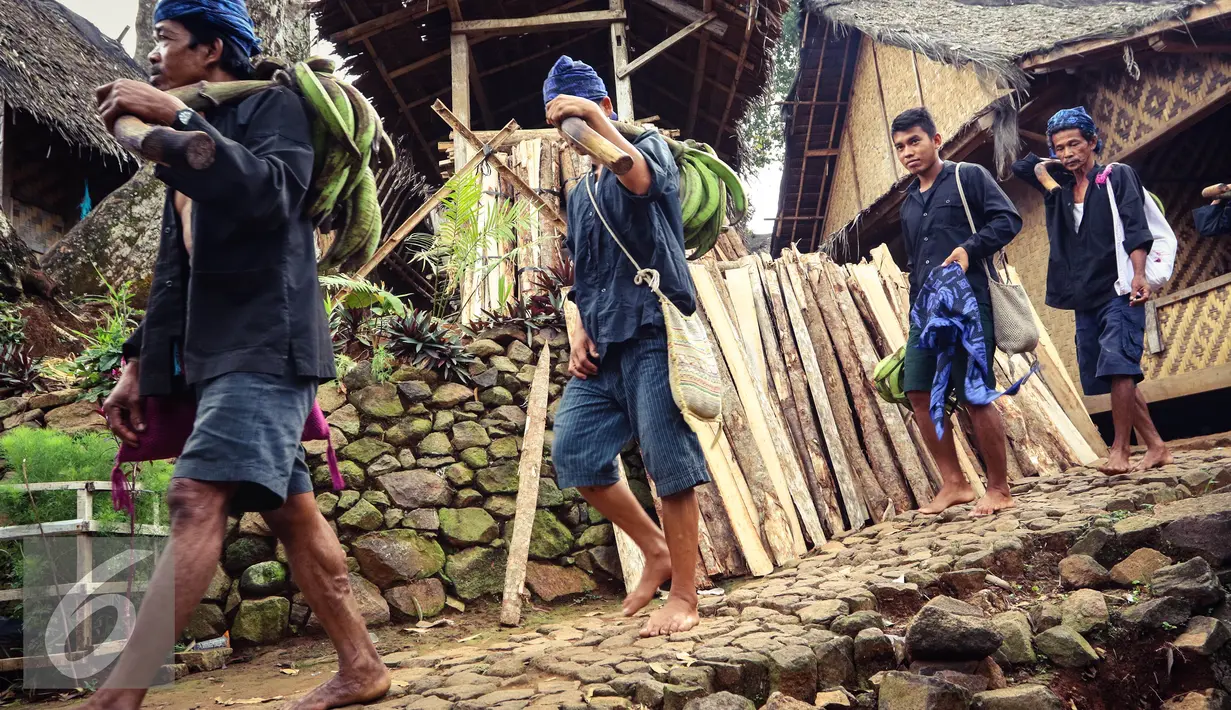 Masyarakat Suku Baduy Luar mulai berjalan membawa hasil kebun dan sawah di Kampung Kadu Ketug, Kabupaten Lebak, Banten (13/05). Mereka berjalan ke Ciboleger naik angkutan umum. (Liputan6.com/Fery Pradolo)