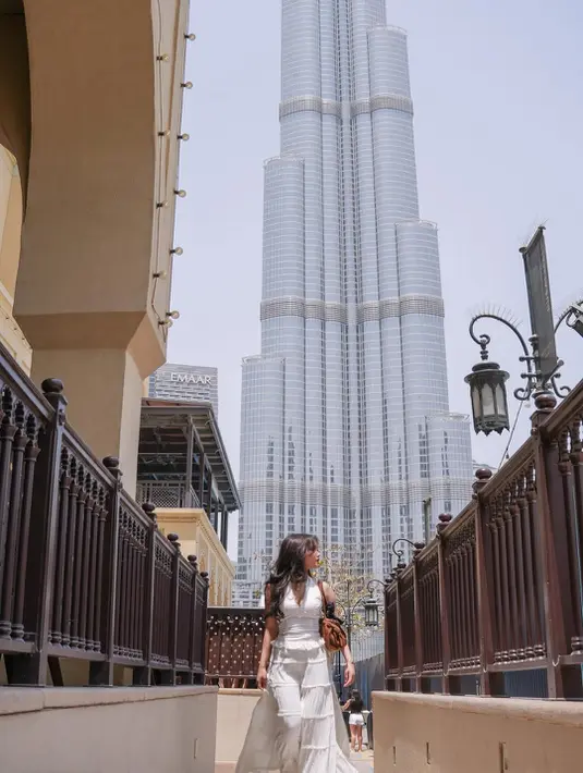 Ia nampak mengenakan halterneck dress putih dengan detail tiered yang manis [@fuji_an]