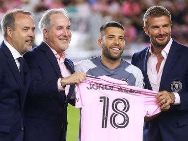 Pemain baru Inter Miami, Jordi Alba (tengah kanan) berfoto bersama dengan para pemilik klub Inter Miami, Jose Mas (kiri), Jorge Mas (tengah kiri), dan David Beckham sebelum 32 besar piala liga 2023 melawan Orlando City di DRV PNK Stadium, Florida, Amerika Serikat, Rabu (02/08/2023) waktu setempat. (AFP/Getty Images/Hector Vivas)