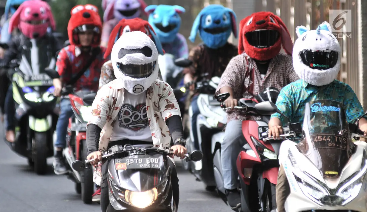 Sejumlah anggota dari komunitas Elmo And Friends berkonvoi menggunakan sepeda motor di kawasan Menteng, Jakarta, Minggu (11/11). Dengan mengenakan batik, mereka melakukan konvoi dalam rangka merayakan Hari Pahlawan. (Merdeka.com/ Iqbal S. Nugroho)