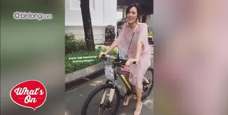 Raisa mendapat hadiah sepeda dari Presiden Jokowi di Hari Musik Nasional, Kamis (9/3/2017).  
