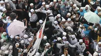 Sekelompok orang saat mengintimidasi hingga memukul para jurnalis yang tengah meliput aksi 112 di Masjid Istiqlal, Jakarta Pusat. (Liputan6.com/Herman Zakharia)