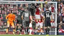 Bek Arsenal, Sead Kolasinac, menyundul bola saat pertandingan melawan Swansea City pada laga Premier League di Stadion Emirates, Sabtu (28/10/2017). Arsenal menang 2-1 atas Swansea City. (AP/Frank Augstein)