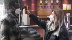 Verdi Olha dari Ukraina mengukur suhu tubuh pelajar lain di Universitas Chongqing di Chongqing, China, 18 Februari 2020. Sejumlah pelajar asing di Chongqing ambil bagian dalam kampanye pengendalian epidemi dengan terlibat dalam pekerjaan sukarela. (Xinhua/Wang Quanchao)