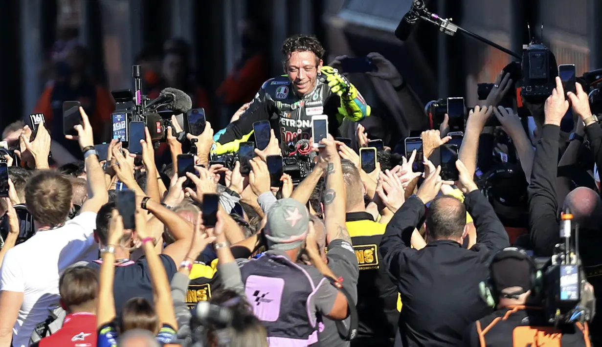 Rossi benar-benar menjadi aktor utama. Meskipun hanya menempati posisi ke-10 saat balapan, kamera terus terarah kepadanya agar penggemar di seluruh dunia dapat menyaksikan kehebatannya. (AP Photo/Alberto Saiz)