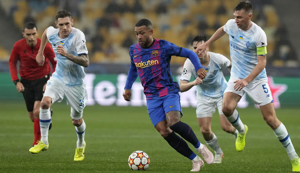 Barcelona sukses meraih tiga poin dari kandang Dynamo Kiev pada matchday keempat Grup E Liga Champions 2021/2022. Walapun berstatus sebagai tim tamu, Memphis Depay (tengah) dan koleganya mampu mengurung pertahanan sang tuan rumah. (AP/Efrem Lukatsky)
