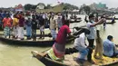 Warga menyaksikan proses evakuasi korban kecelakaan kapal feri di Sungai Buriganga, Dhaka, Bangladesh, Senin (29/6/2020). Kapal feri yang tenggelam mengangkut hingga 60 penumpang. (AP Photo/Al-emrun Garjon)