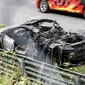 Akibat jilatan api yang cukup besar, mobil dalam sekejap ludes terbakar.