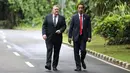 Presiden Jokowi dan PM Denmark Lars Lokke Rasmussen berjalan-jalan di Kebun Raya disela kunjungan kerja PM Denmark di Istana Bogor, Selasa (28/11). Indonesia dan Denmark membahas peningkatan kerja sama dalam pertemuan bilateral. (AP/Dita Alangkara)