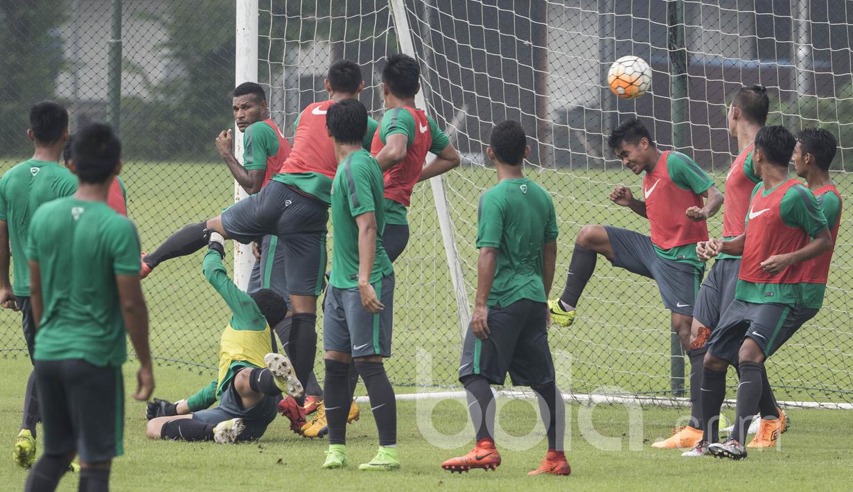 Suasana kemelut di depan gawang saat internal game Timnas Indonesia U-22 di Lapangan SPH Karawaci, Banten, Rabu (10/5/2017). (Bola.com/Vitalis Yogi Trisna)