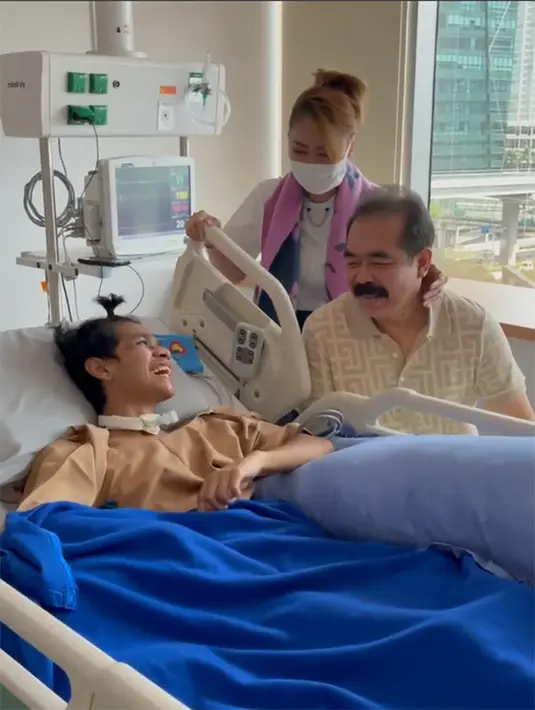 Setelah memegang kumis khas milik Adam Suseno, David terlihat tersenyum sumringah. "Kalau sudah pegang kumis harusnya lebih baik, lebih baik terus ya," kata Adam Suseno dibalas anggukan David. [Instagram/inul.d]