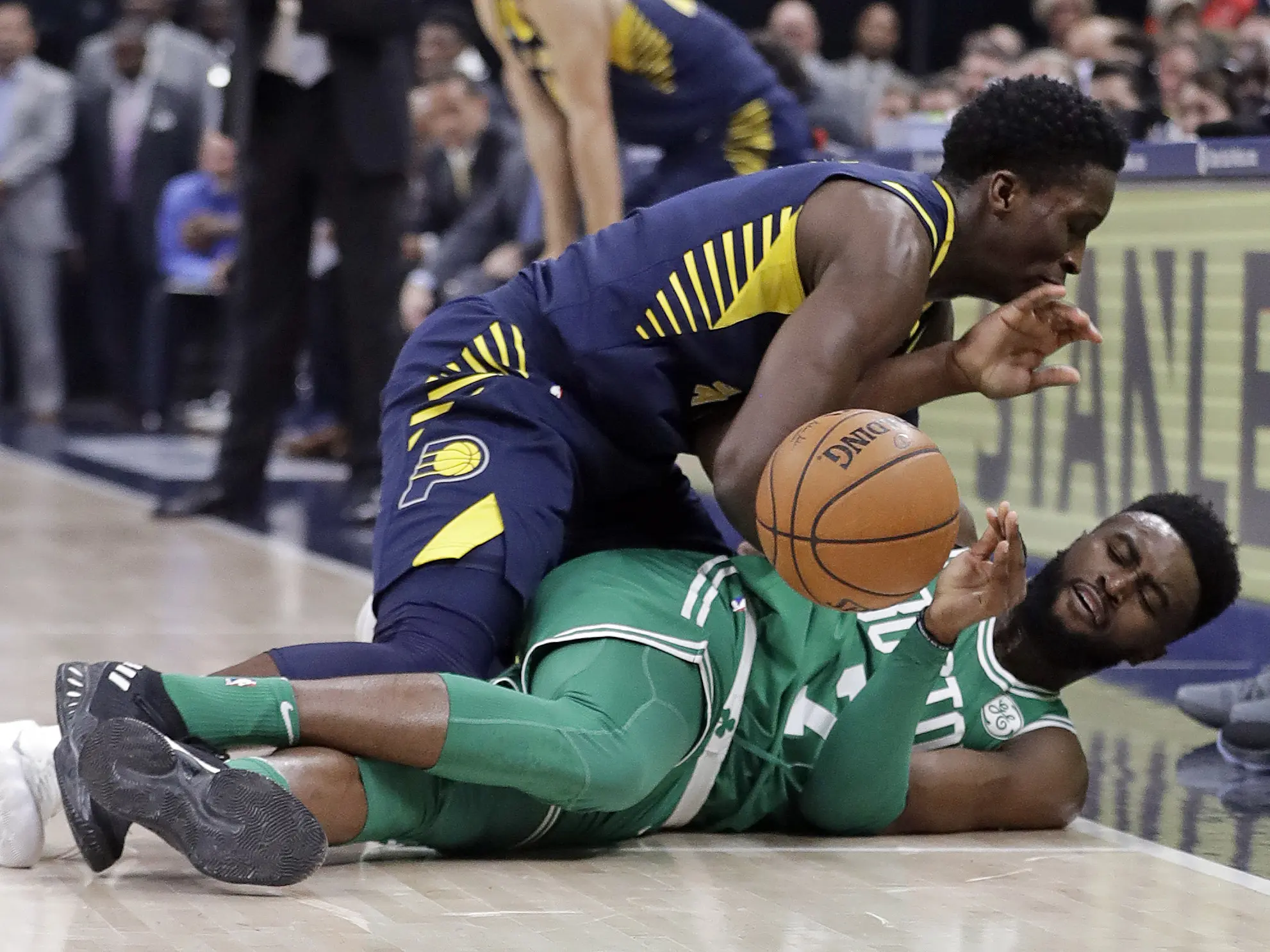 Victor Oladipo (atas) jatuh bangun saat menghadapi Celtics (AP Photo/Darron Cummings)