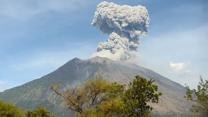 Gunung Agung Meletus