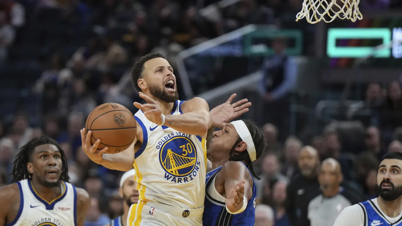 Aksi Stephen Curry ketika Warriors melawan Magic pada lanjutan NBA