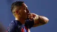 Pada menit ke-25 Barcelona menambah keunggulan menjadi 2-0 melalui salah satu rekrutan anyar mereka, Raphinha. Sepakan volinya usai menerima umpan Alejandro Balde tidak mampu diantisipasi kiper Inter Miami, Nick Marsman. (AFP/Getty Images/ Michael Reaves)