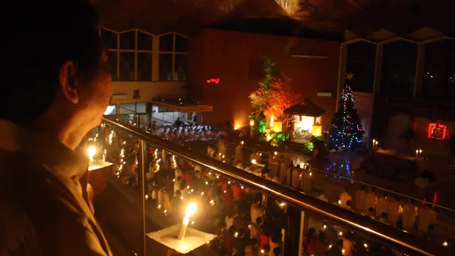 Suasana syahdu Natal begitu terasa kala ribuan Jemaat Gereja menyalakan lilin pada Misa Natal 2017. (Foto: Liputan6.com/Muhamad Ridlo)