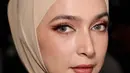 Kerap jadi muse di acara fashion, begini cantiknya Nabila kenakan dress bermotif geometris dan hijab nuansa coklat muda yang dipuji Shireen Sungkar bak Barbie Arab. [Foto: IG/nsyakieb85].