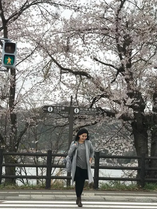 Namun beruntungnya di Jepang terdapat banyak nasi jadi Ayu dan keluarga tidak kesulitan menemukan makanan pokok di Indonesia tersebut. Setiap makan, Ayu dan keluarga pasti mengonsumsi nasi. (Instagram/ayutingting92)