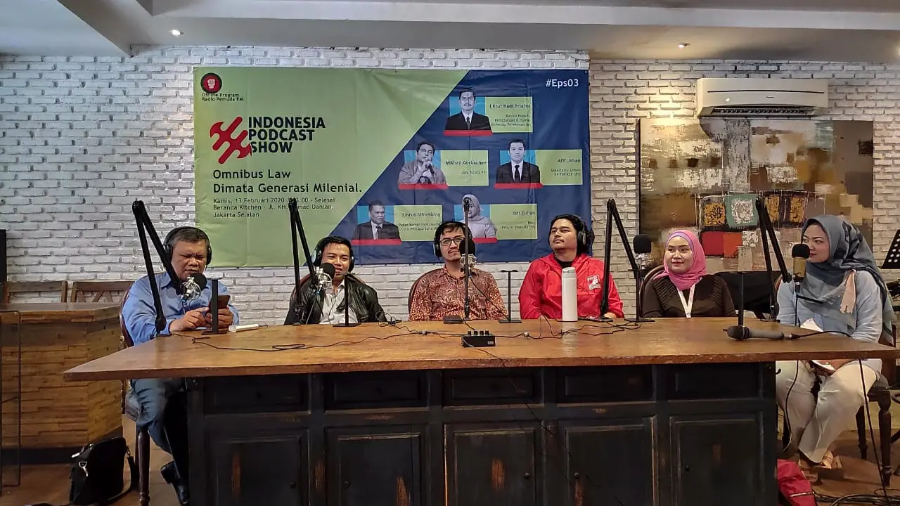 Diskusi soal omnibus law Indonesia Podcast Show 03 di Beranda Kitchen, Jakarta Selatan.