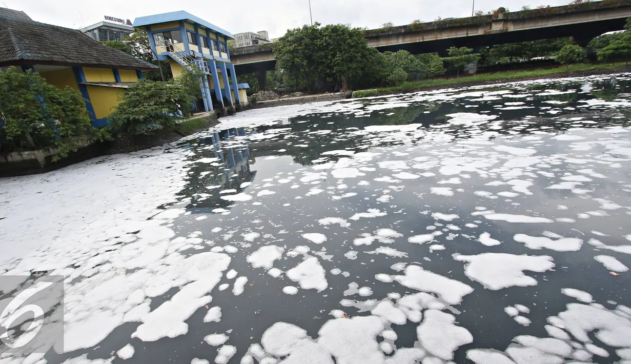 Limbah busa menutupi permukaan air di Kali Ancol, Jakarta, Selasa (16/2). Buruknya tata kelola air di Ibukota menjadi penyebab kondisi Kali Ancol selalu dipenuhi limbah busa, yang merupakan indikator pencemaran air. (Liputan6.com/Immanuel Antonius)