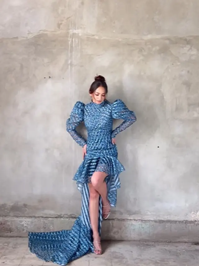 10 Tampilan dengan Aura Berbunga Enzy Storia Setelah Menikah, Kenakan Gaun Floral di Pemotretan Terbaru