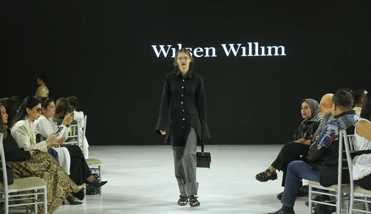 Layaknya sebuah cerita yang kadang terhenti dan bersambung oleh titik dan koma, Wilsen Willim ingin menghadirkan koleksinya kali ini untuk menemani para perempuan dalam hidupnya dengan tiap karya busana yang dibuatnya. [Foto: Document/FIMELA]