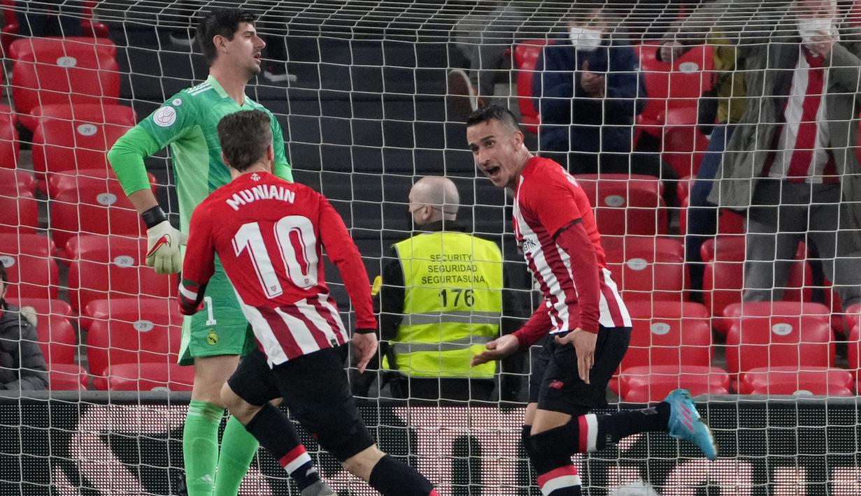 Setelah sebelumnya menyingkirkan Barcelona di babak 16 Besar Copa del Rey 2021/2022, kini giliran Real Madrid yang jadi korban Athletic Bilbao di perempatfinal, Kamis (3/2/2022). Los Blancos tersingkir 0-1 lewat gol telat Alex Berenguer di menit ke-89. (AFP/Cesar Manso)