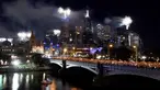 Kembang api menghiasi langit di sepanjang Sungai Yarra pada malam Tahun Baru di Melbourne. (01/1/2018). Langit di kota Sydney juga dihujani sekitar 13 ribu kembang api jenis shell dan 30 ribu kembang api jenis komet. (AFP Photo / Mal Fairclough)