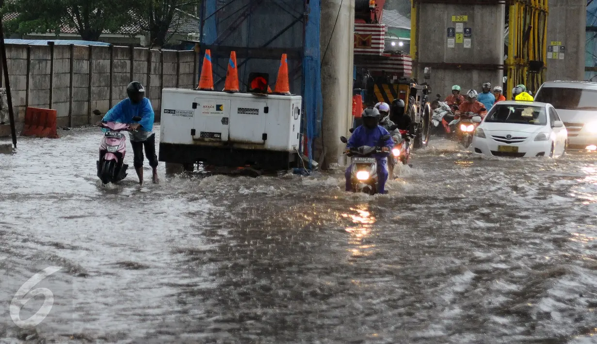 Pengendara mendorong motor menembus genangan air di Jalan Ciledug Raya dekat perempatan Swadarma, Jakarta, Jumat (11/11). Hujan deras diringi petir kembali melanda Jakarta mengakibatkan genangan air di beberapa titik. (Liputan6.com/Helmi Fithriansyah)