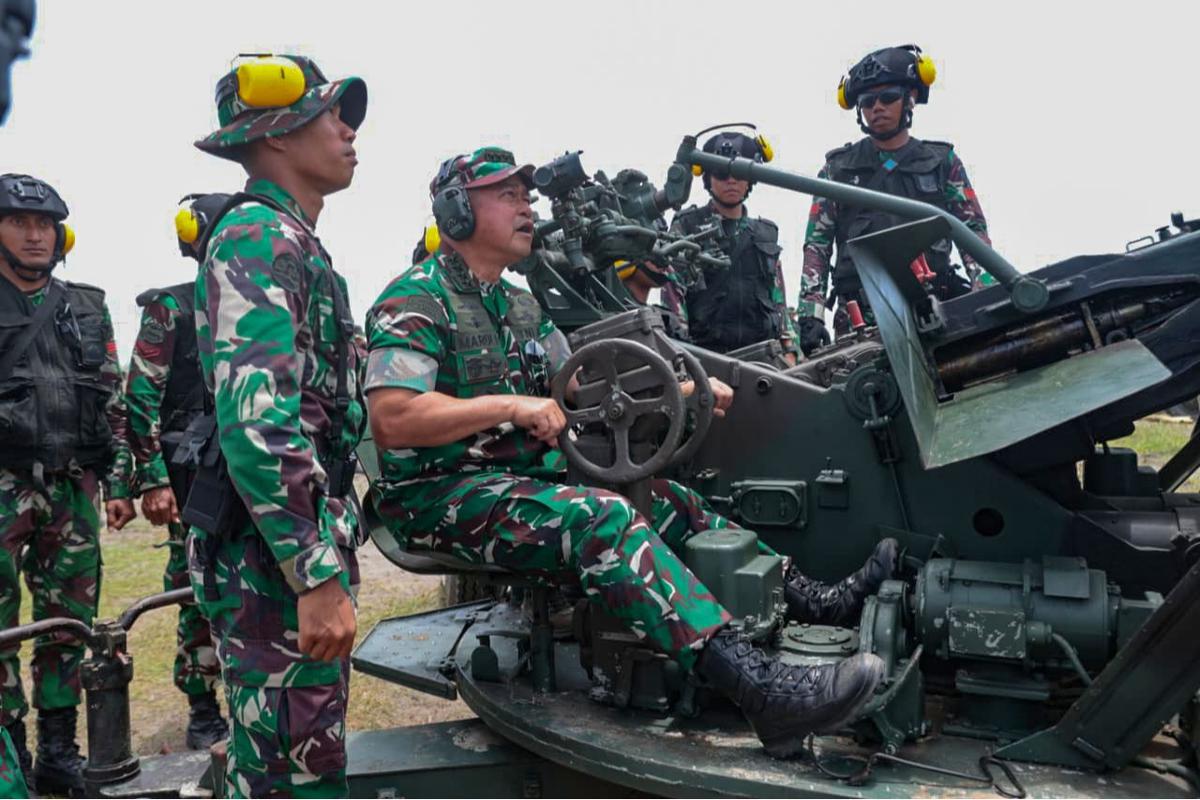 FOTO: Momen Kasad Jenderal Maruli Jatuhkan Drone Musuh dengan Mistral Atlas