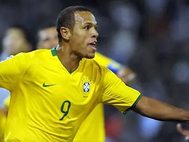 Kegembiaraan striker Brasil, Luis Fabiano setelah mencetak gol kedua versus Argentina di ajang kualifikasi PD 2010 di Gigante de Arroyito, Rosario, Argentina, 5 September 2009. AFP PHOTO/Alejandro PAGNI