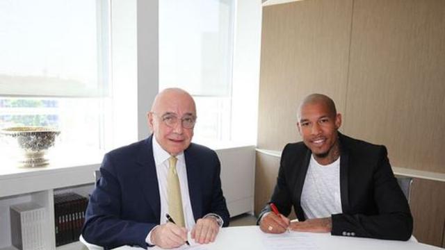 De Jong Bertahan di AC Milan, MU Gigit Jari