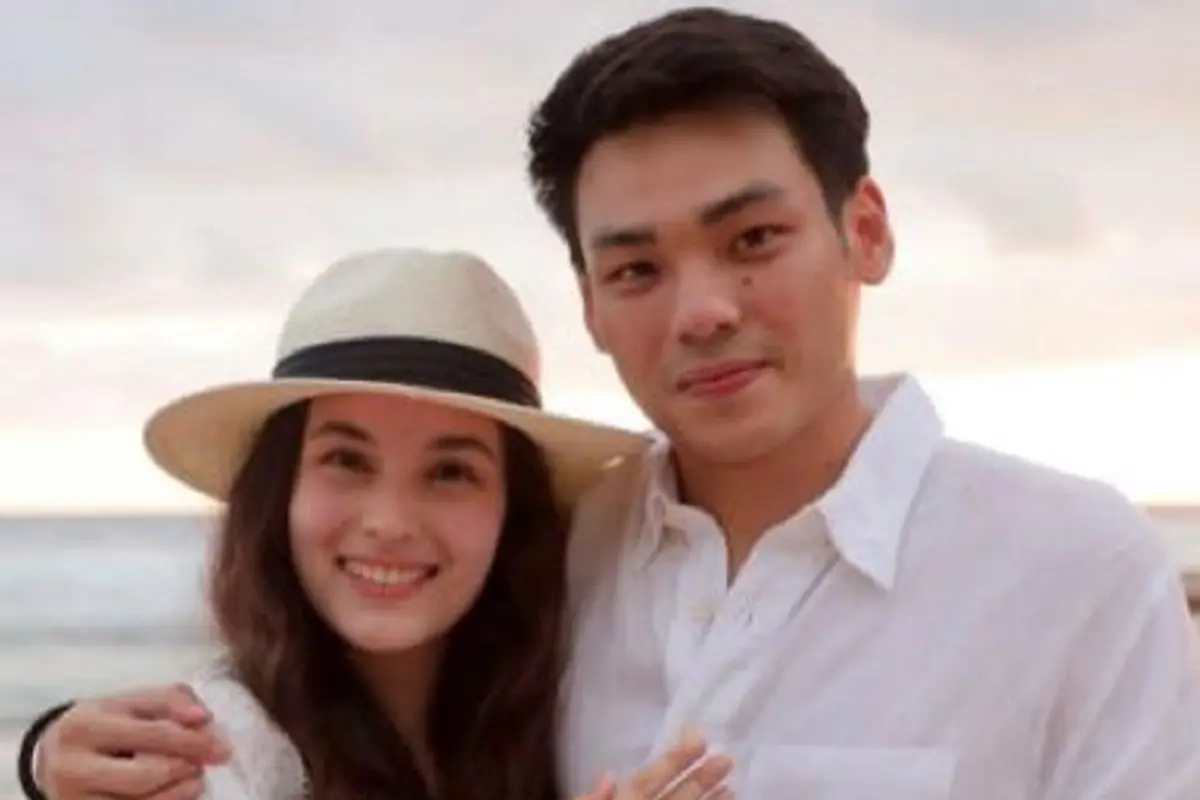 Chelsea Islan memamerkan cincin lamaran bersama calon suaminya Rob Clinton Kardinal