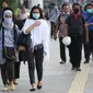 Pejalan kaki melintasi pedestrian Jalan Jenderal Sudirman, Jakarta, Rabu (23//9/2020). Menteri Keuangan Sri Mulyani Indrawati memastikan ekonomi nasional resesi pada kuartal III-2020. Kondisi ini akan berdampak pada pelemahan daya beli masyarakat hingga PHK. (Liputan6.com/Helmi Fithriansyah)