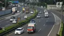 Kendaraan melintasi ruas jalan tol di Jakarta, Selasa (19/5/2020). PT Jasa Marga (Persero) Tbk memprediksi volume lalu lintas selama Lebaran akan mengalami penurunan signifikan sebesar 62,5 persen untuk pra Idul Fitri akibat larangan mudik selama pandemi COVID-19. (Liputan6.com/Immanuel Antonius)