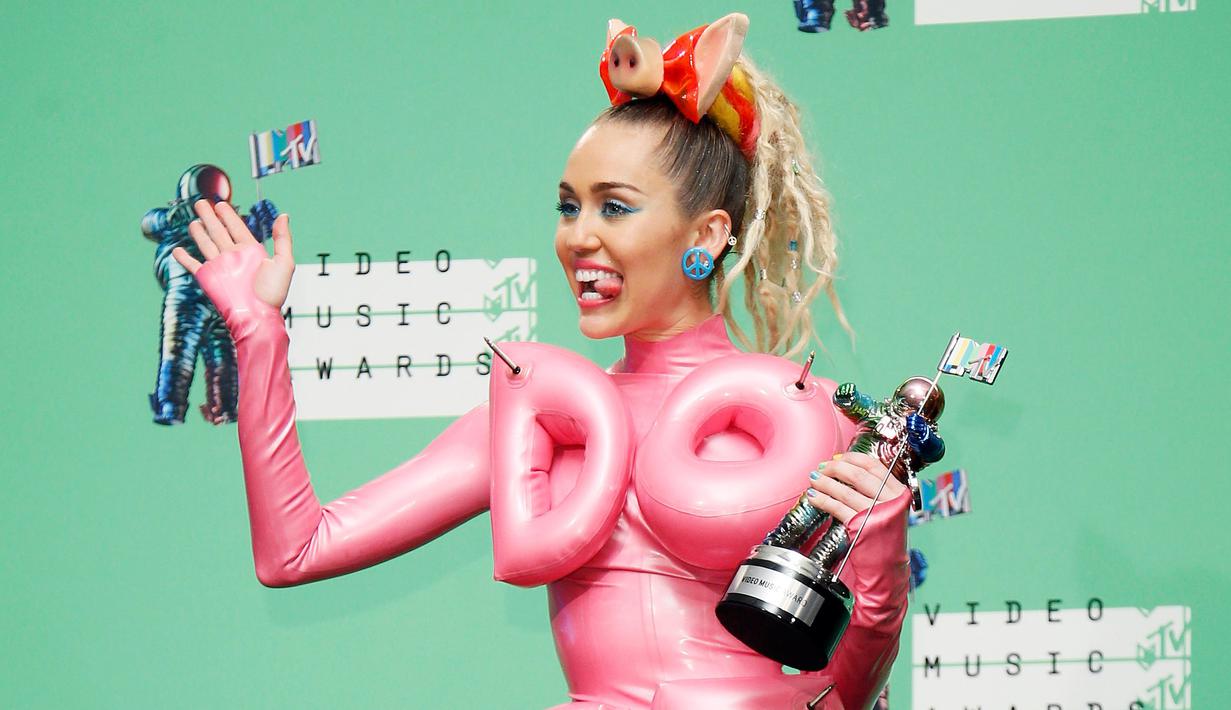 Miley Cyrus berpose di belakang panggung usai menjadi host di ajang bergengsi MTV VMA 2015 yang digelar di Microsoft Theatre, Los Angeles, California, AS (30/8/2015). (REUTERS/Danny Moloshok)