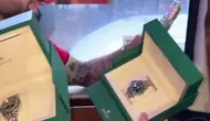 Momen Timnas Indonesia membuka isi hadiah atau unboxing tampak diperlihatkan salah seorang pemain, Justin Hubner lewat unggahan Instagram Story @justinhubner5. (Foto: Instagram @justinhubner5).