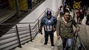Seorang cosplayer berpakaian seperti karakter Marvel Captain America berdiri  di tangga selama International Comic Con di Kyalami Race Course, Johannesburg, Afrika Selatan (14/9). Comic Con digelar pada tahun 1970. (AFP Photo/Marco Longari)