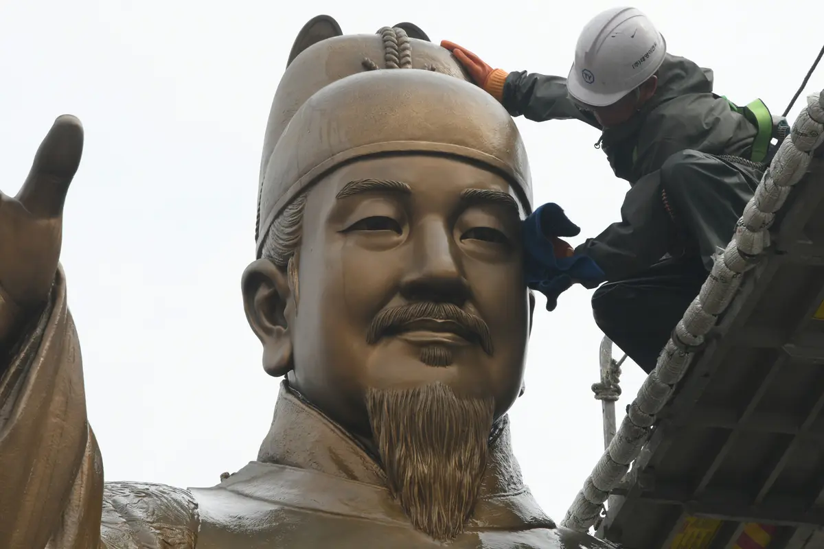 Membersihkan Patung Raja Sejong dan Laksaman Yi di Seoul
