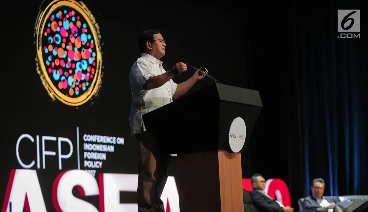 Ketua Umum Partai Gerindra Prabowo Subianto menyampaikan materi saat menjadi narasumber dalam Conference on Indonesia Foreign Policy 2017 di Jakarta, Sabtu (21/10). Diskusi tersebut juga membahas tentang keadaan dunia. (Liputan6.com/Faizal Fanani)