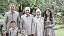 Penampilan keluarga Aliya Rajasa mengenakan baju Lebaran sarimbit. Potret manis dan kompak keluarga mengenakan baju Lebaran bernuansa abu-abu bercorak. [Foto: Instagram/ayoenestore]