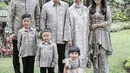 Penampilan keluarga Aliya Rajasa mengenakan baju Lebaran sarimbit. Potret manis dan kompak keluarga mengenakan baju Lebaran bernuansa abu-abu bercorak. [Foto: Instagram/ayoenestore]