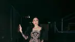 Artis sinetron Febby Rastanty mengunggah potretnya dalam balutan kebaya mewah yang dilengkapi dengan bulu atau fur di bagian bahu. Gaun kebaya kali ini dirancang designer bernama Julianto. (Instagram/febbyrastanty)