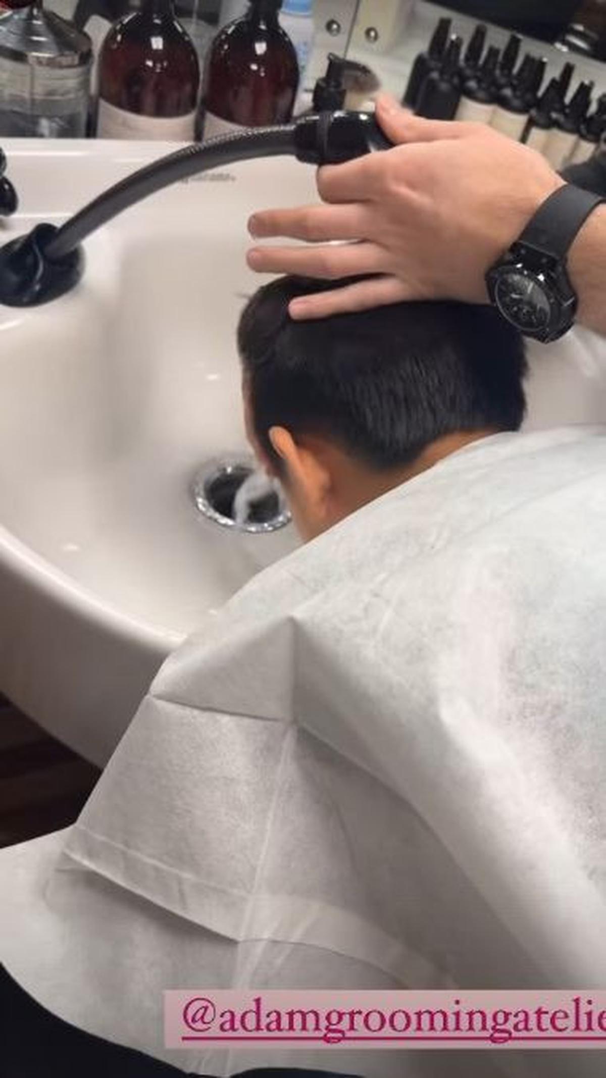 Menghabiskan waktu liburan, Nagita Slavina menemani Rafathar potong rambut di ADAM Grooming Atelier.