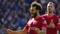 Penyerang Liverpool, Mohamed Salah merayakan setelah mencetak gol kedua timnya melalui tendangan penalti ke gawang Brighton and Hove Albion dalam lanjutan Liga Inggris di Stadion Amex di Brighton, Inggris, Sabtu (12/3/2022) malam WIB. (AP Photo/Kirsty Wigglesworth )