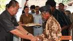 Citizen6, Tulang Bawang: Bupati Tulang Bawang Barat Bachtiar Basri menyerahkan santunan Jasa Raharja kepada ahli waris korban kecelakaan Kereta Api Express versus Minibus di lintasan Kereta Api 34 Km 125+2. Negara Ratu, Selasa (24/05). (Pengirim: Jerry)