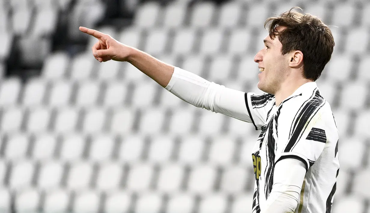 Penyerang Juventus, Federico Chiesa berselebrasi usai mencetak gol ke gawang Spezia pada pertandingan lanjutan Liga Serie A Italia di Stadion Allianz, Turin, Italia, Rabu (3/3/2021). Kemenangan ini memantapkan posisi Bianconeri di tiga besar klasemen. (Marco Alpozzi/LaPresse via AP)