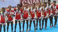 Regu dayung Indonesia yang berhasil meraih medali emas memberikan hormat kepada Bendera Merah Putih seusai pertandingan dayung kelas ringan delapan putra Asian Games 2018 di Palembang, Jumat (24/8). (ANTARA FOTO/INASGOC/Rahmad Suryadi/nym/18)