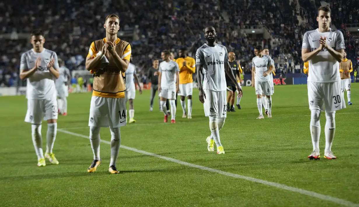 Para pemain Young Boys bertepuk tangan usai pertandingan melawan Atalanta pada grup F Liga Champions di Stadion Gewiss di Bergamo, Italia, Kamis (30/9/2021). Atalanta menang tipis atas Young Boys dengan skor 1-0. (AP Photo/Luca Bruno)