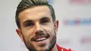  Gelandang Liverpool Jordan Henderson tersenyum saat konferensi pers di Kuala Lumpur, Malaysia, Rabu (22/7/ 2015).  Liverpool akan mengelar pertandingan persahabatan dalam tur mereka melawan tim Malaysia XI. (REUTERS/Olivia Harris)